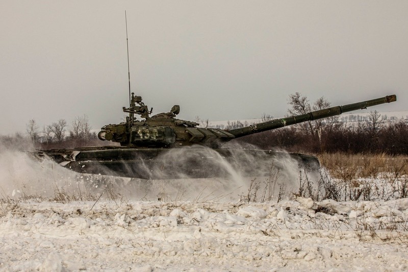 Tank Ukraina bergerak ke kota, setelah Presiden Rusia Vladimir Putin mengizinkan operasi militer di Ukraina timur, di Mariupol, Kamis (24/2/2022). (REUTERS/CARLOS BARRIA) Tank Ukraina bergerak ke kota, setelah Presiden Rusia Vladimir Putin mengizinkan operasi militer di Ukraina timur, di Mariupol, Kamis (24/2/2022). (REUTERS/CARLOS BARRIA)