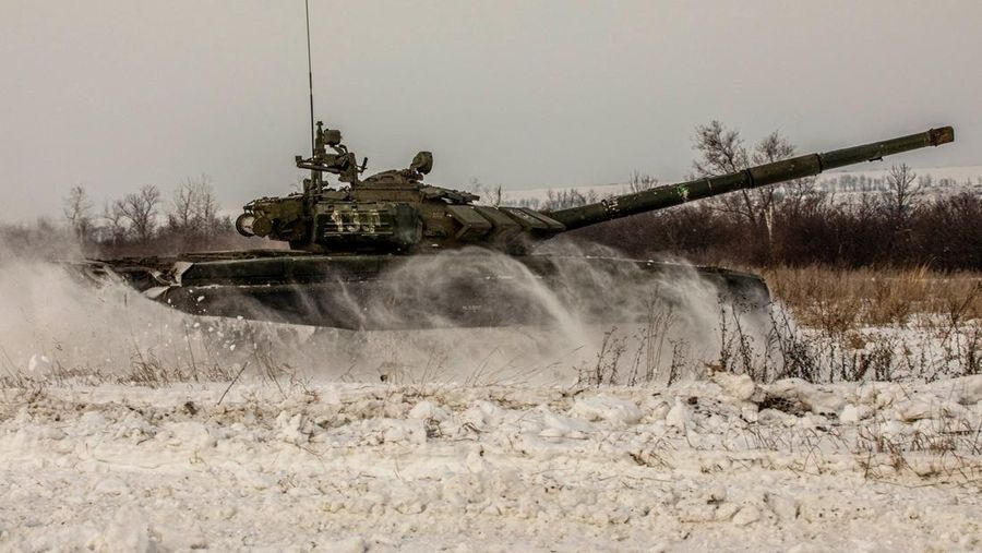 Tank Ukraina bergerak ke kota, setelah Presiden Rusia Vladimir Putin mengizinkan operasi militer di Ukraina timur, di Mariupol, Kamis (24/2/2022). (REUTERS/CARLOS BARRIA)