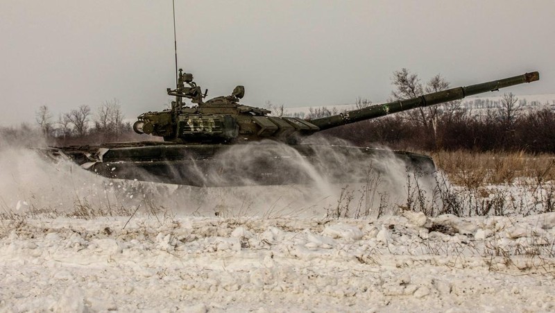 Tank Ukraina bergerak ke kota, setelah Presiden Rusia Vladimir Putin mengizinkan operasi militer di Ukraina timur, di Mariupol, Kamis (24/2/2022). (REUTERS/CARLOS BARRIA)