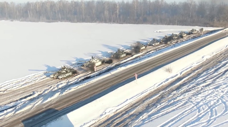 Tank Ukraina bergerak ke kota, setelah Presiden Rusia Vladimir Putin mengizinkan operasi militer di Ukraina timur, di Mariupol, Kamis (24/2/2022). (REUTERS/CARLOS BARRIA) Tank Ukraina bergerak ke kota, setelah Presiden Rusia Vladimir Putin mengizinkan operasi militer di Ukraina timur, di Mariupol, Kamis (24/2/2022). (REUTERS/CARLOS BARRIA)