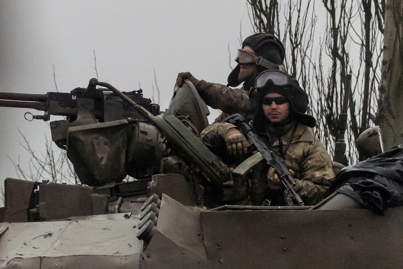 Tank Ukraina bergerak ke kota, setelah Presiden Rusia Vladimir Putin mengizinkan operasi militer di Ukraina timur, di Mariupol, Kamis (24/2/2022). (REUTERS/CARLOS BARRIA)