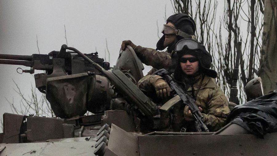 Tank Ukraina bergerak ke kota, setelah Presiden Rusia Vladimir Putin mengizinkan operasi militer di Ukraina timur, di Mariupol, Kamis (24/2/2022). (REUTERS/CARLOS BARRIA)