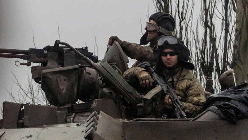 Tank Ukraina bergerak ke kota, setelah Presiden Rusia Vladimir Putin mengizinkan operasi militer di Ukraina timur, di Mariupol, Kamis (24/2/2022). (REUTERS/CARLOS BARRIA)