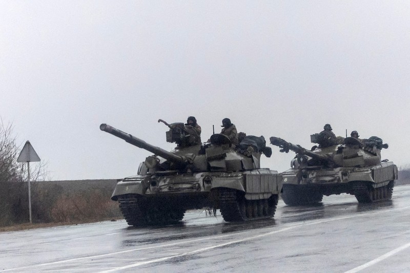 Tank Ukraina bergerak ke kota, setelah Presiden Rusia Vladimir Putin mengizinkan operasi militer di Ukraina timur, di Mariupol, Kamis (24/2/2022). (REUTERS/CARLOS BARRIA)