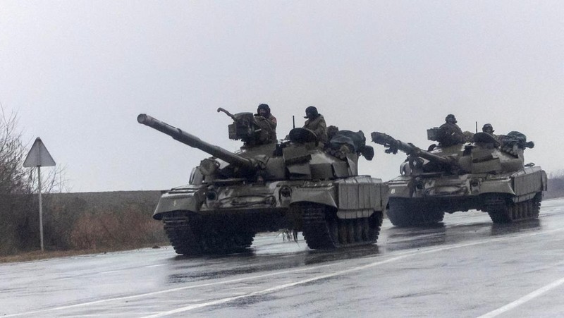 Tank Ukraina bergerak ke kota, setelah Presiden Rusia Vladimir Putin mengizinkan operasi militer di Ukraina timur, di Mariupol, Kamis (24/2/2022). (REUTERS/CARLOS BARRIA)
