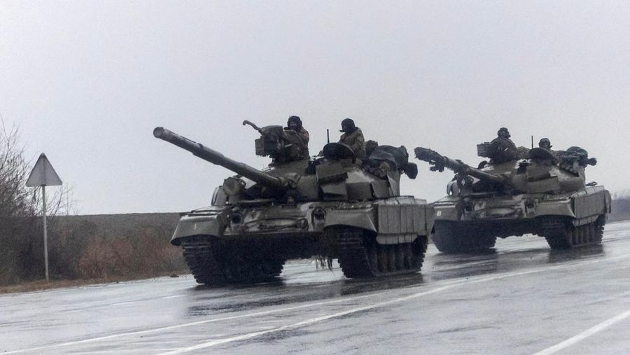 Tank Ukraina bergerak ke kota, setelah Presiden Rusia Vladimir Putin mengizinkan operasi militer di Ukraina timur, di Mariupol, Kamis (24/2/2022). (REUTERS/CARLOS BARRIA)