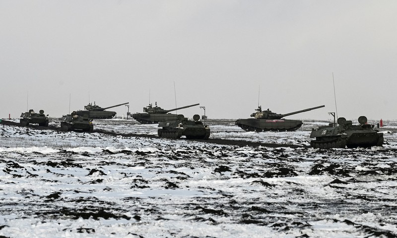 Tank Ukraina bergerak ke kota, setelah Presiden Rusia Vladimir Putin mengizinkan operasi militer di Ukraina timur, di Mariupol, Kamis (24/2/2022). (REUTERS/CARLOS BARRIA) Tank Ukraina bergerak ke kota, setelah Presiden Rusia Vladimir Putin mengizinkan operasi militer di Ukraina timur, di Mariupol, Kamis (24/2/2022). (REUTERS/CARLOS BARRIA)