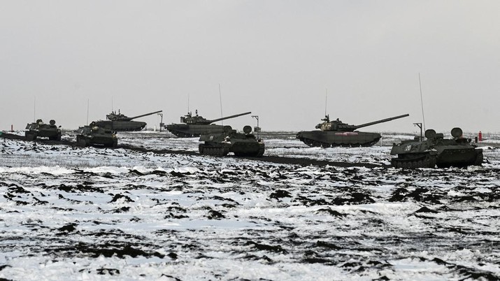 Tank Ukraina bergerak ke kota, setelah Presiden Rusia Vladimir Putin mengizinkan operasi militer di Ukraina timur, di Mariupol, Kamis (24/2/2022). (REUTERS/CARLOS BARRIA)