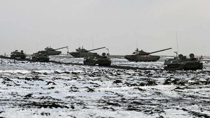 Tank Ukraina bergerak ke kota, setelah Presiden Rusia Vladimir Putin mengizinkan operasi militer di Ukraina timur, di Mariupol, Kamis (24/2/2022). (REUTERS/CARLOS BARRIA) Tank Ukraina bergerak ke kota, setelah Presiden Rusia Vladimir Putin mengizinkan operasi militer di Ukraina timur, di Mariupol, Kamis (24/2/2022). (REUTERS/CARLOS BARRIA)
