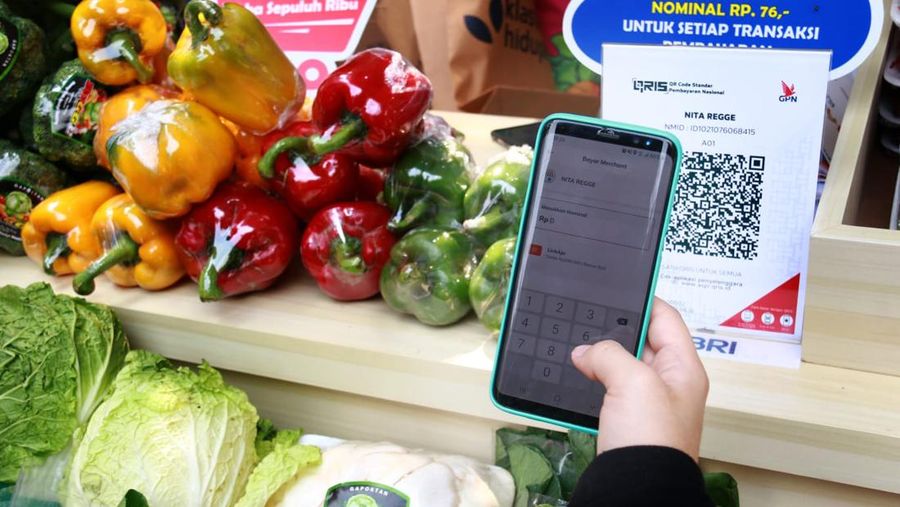 Pemanfaatan teknologi QR Cross Border untuk memudahkan transaksi perbankan.