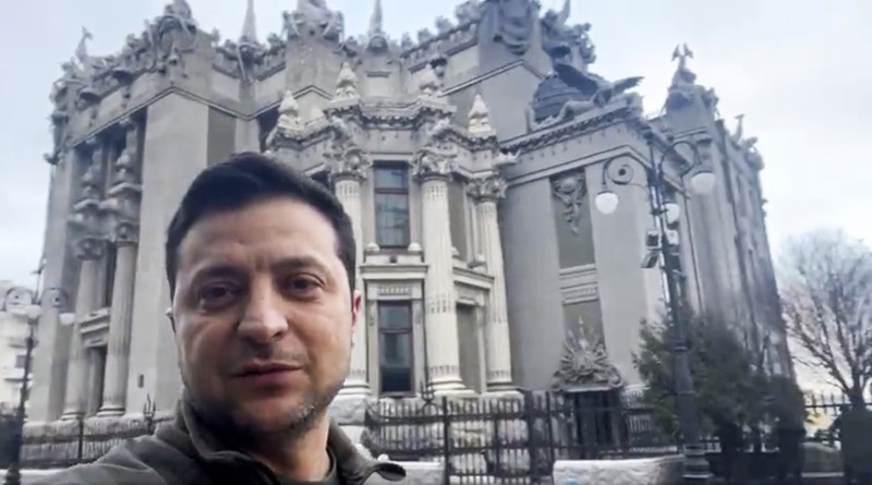 Video Vlog Presiden Ukraina Volodymyr Zelenskiy Presiden Ukraina Volodymyr Zelenskiy berbicara bersama pejabat Ukraina lainnya di distrik pemerintahan Kyiv, membenarkan bahwa dia masih berada di ibu kota, di Kyiv, Ukraina, Jumat (25/2/2022). (Tangkapan Layar/Ukrainian Presidential Press Service/Handout via REUTERS)