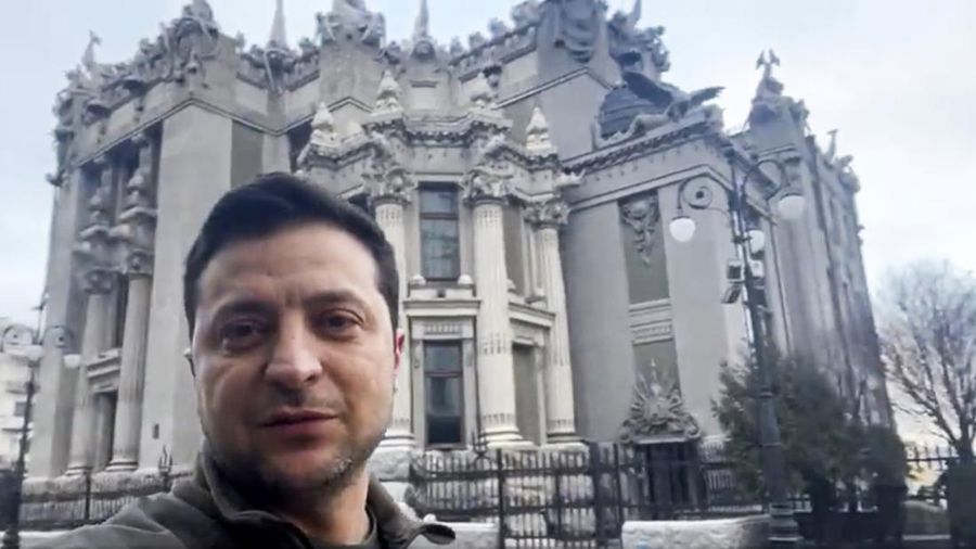 Presiden Ukraina Volodymyr Zelenskiy berbicara bersama pejabat Ukraina lainnya di distrik pemerintahan Kyiv, membenarkan bahwa dia masih berada di ibu kota, di Kyiv, Ukraina, Jumat (25/2/2022). (Tangkapan Layar/Ukrainian Presidential Press Service/Handout via REUTERS)