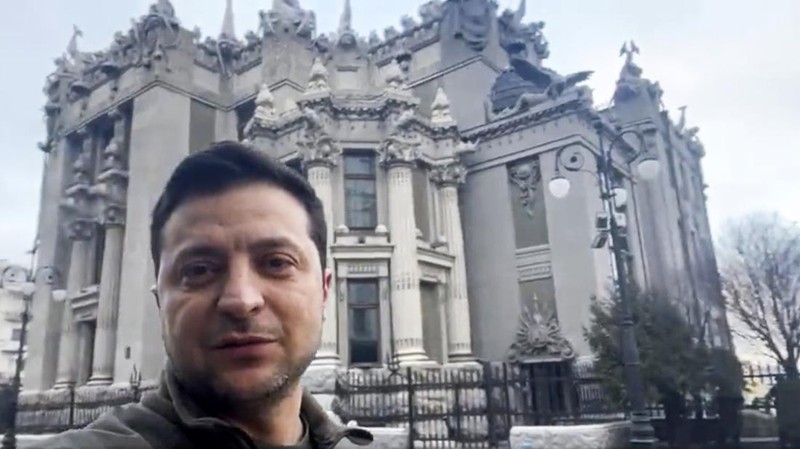Presiden Ukraina Volodymyr Zelenskiy berbicara bersama pejabat Ukraina lainnya di distrik pemerintahan Kyiv, membenarkan bahwa dia masih berada di ibu kota, di Kyiv, Ukraina, Jumat (25/2/2022). (Tangkapan Layar/Ukrainian Presidential Press Service/Handout via REUTERS)