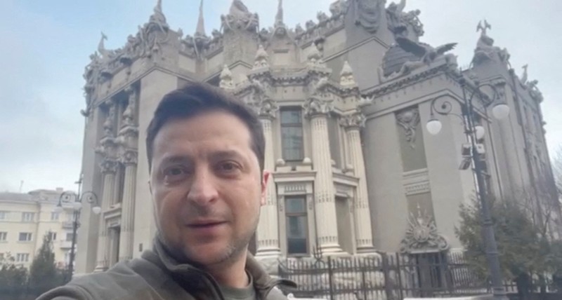 Video Vlog Presiden Ukraina Volodymyr Zelenskiy Presiden Ukraina Volodymyr Zelenskiy berbicara bersama pejabat Ukraina lainnya di distrik pemerintahan Kyiv, membenarkan bahwa dia masih berada di ibu kota, di Kyiv, Ukraina, Jumat (25/2/2022). (Tangkapan Layar/Ukrainian Presidential Press Service/Handout via REUTERS)