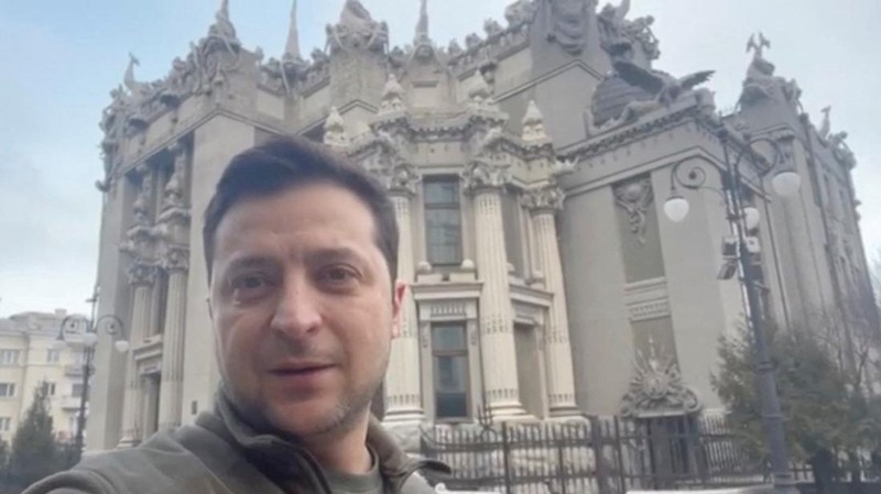 Presiden Ukraina Volodymyr Zelenskiy berbicara bersama pejabat Ukraina lainnya di distrik pemerintahan Kyiv, membenarkan bahwa dia masih berada di ibu kota, di Kyiv, Ukraina, Jumat (25/2/2022). (Tangkapan Layar/Ukrainian Presidential Press Service/Handout via REUTERS)