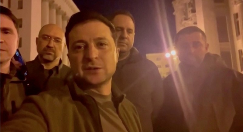 Video Vlog Presiden Ukraina Volodymyr Zelenskiy Presiden Ukraina Volodymyr Zelenskiy berbicara bersama pejabat Ukraina lainnya di distrik pemerintahan Kyiv, membenarkan bahwa dia masih berada di ibu kota, di Kyiv, Ukraina, Jumat (25/2/2022). (Tangkapan Layar/Ukrainian Presidential Press Service/Handout via REUTERS)