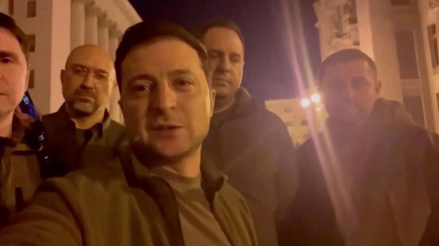 Presiden Ukraina Volodymyr Zelenskiy berbicara bersama pejabat Ukraina lainnya di distrik pemerintahan Kyiv, membenarkan bahwa dia masih berada di ibu kota, di Kyiv, Ukraina, Jumat (25/2/2022). (Tangkapan Layar/Ukrainian Presidential Press Service/Handout via REUTERS)