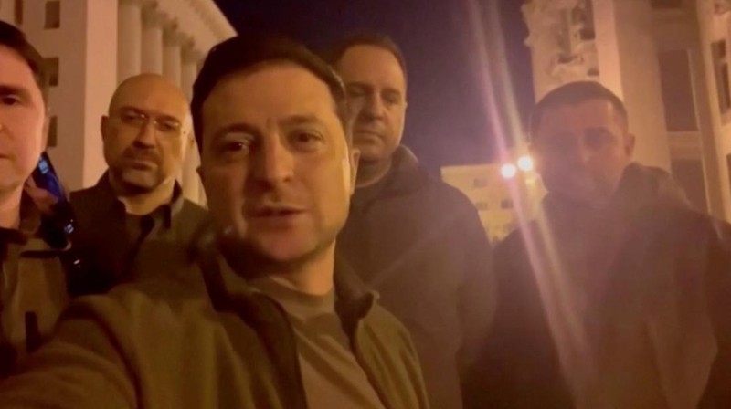Presiden Ukraina Volodymyr Zelenskiy berbicara bersama pejabat Ukraina lainnya di distrik pemerintahan Kyiv, membenarkan bahwa dia masih berada di ibu kota, di Kyiv, Ukraina, Jumat (25/2/2022). (Tangkapan Layar/Ukrainian Presidential Press Service/Handout via REUTERS)