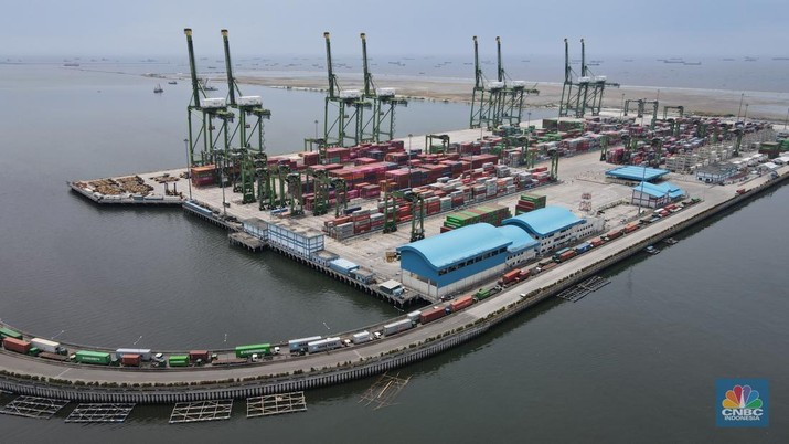 Aktivitas bongkar muat ekspor impor di Pelabuhan New Priok, Jakarta Utara, Jumat (25/2/2022). (CNBC Indonesia/ Andrean Kristianto)