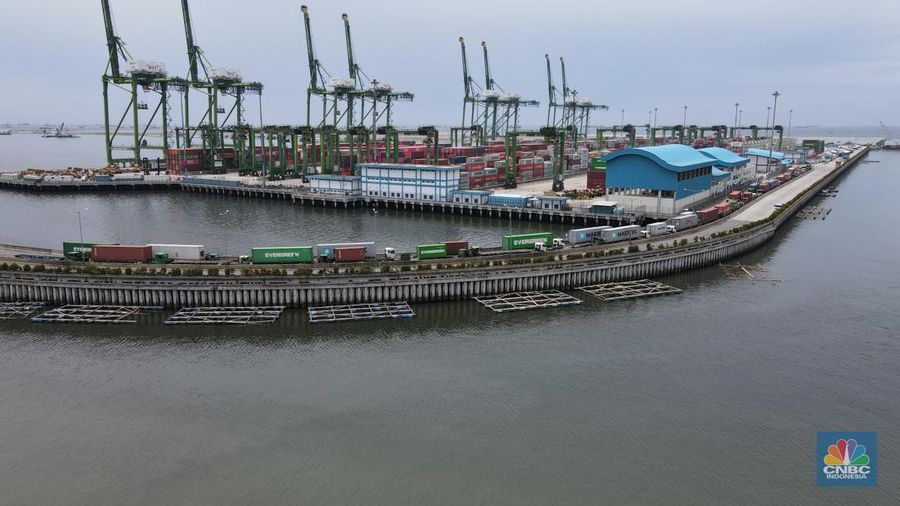 Aktivitas bongkar muat ekspor impor di Pelabuhan New Priok, Jakarta Utara, Jumat (25/2/2022). (CNBC Indonesia/ Andrean Kristianto)