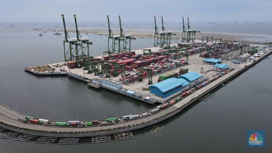Aktivitas bongkar muat ekspor impor di Pelabuhan New Priok, Jakarta Utara, Jumat (25/2/2022). (CNBC Indonesia/ Andrean Kristianto)