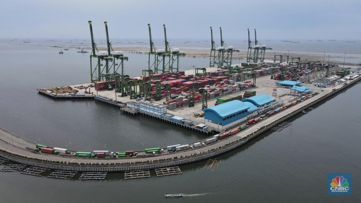 Aktivitas bongkar muat ekspor impor di Pelabuhan New Priok, Jakarta Utara, Jumat (25/2/2022). (CNBC Indonesia/ Andrean Kristianto)