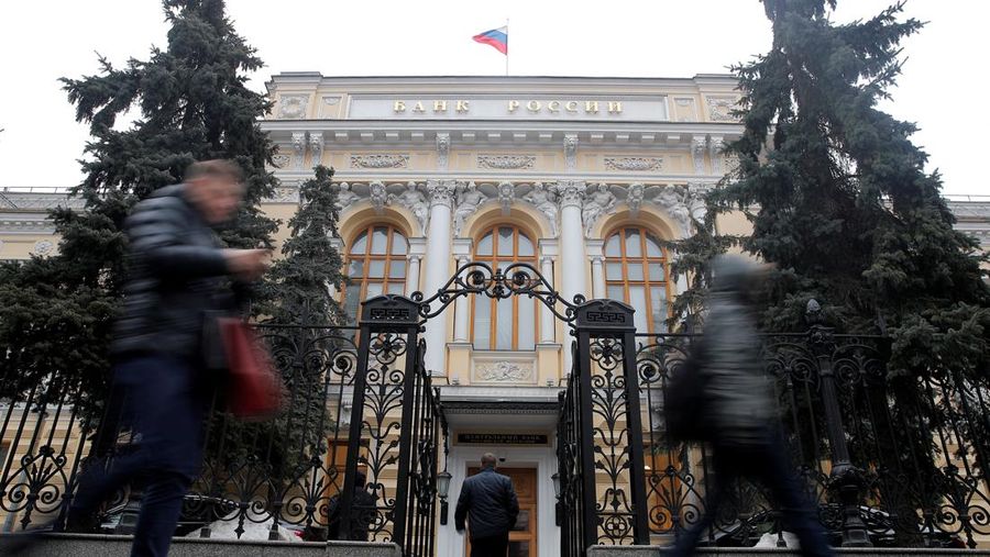 Orang-orang berjalan melewati kantor pusat Bank Sentral di Moskow, Rusia (11/2/2019). (REUTERS/Maxim Shemetov)