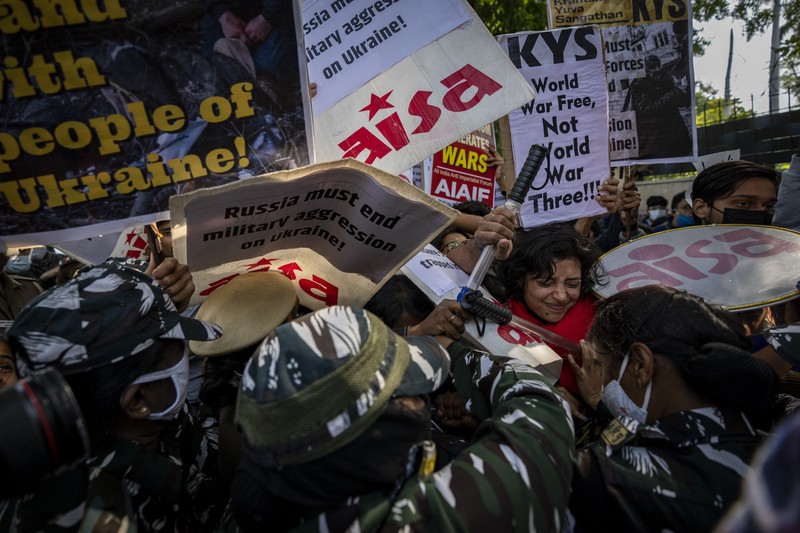 Demo Tolak Invasi Rusia Terhadap Ukraina di Buenos Aires, Argentina Para wanita membantu mengangkat bendera nasional Ukraina saat mereka memprotes invasi Rusia ke Ukraina, di Buenos Aires, Argentina. Jumat (25/2/2022). (AP Photo'/Natacha Pisarenko)