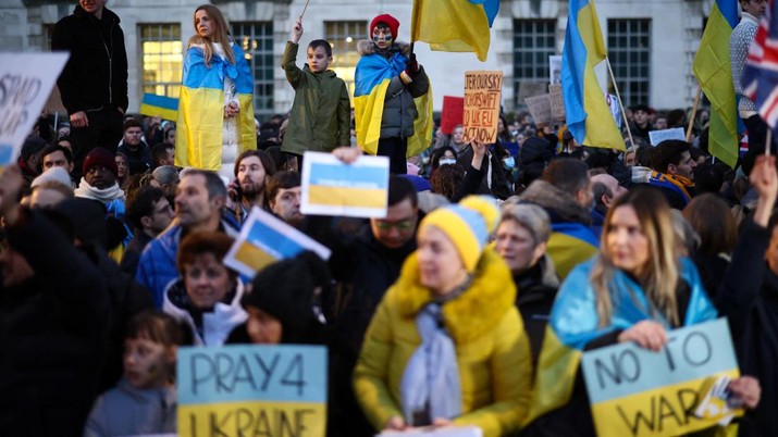 Orang-orang memprotes operasi militer besar-besaran Rusia di Ukraina, di London, Inggris, Jumat (25/2/2022).(REUTERS/Henry Nicholls)