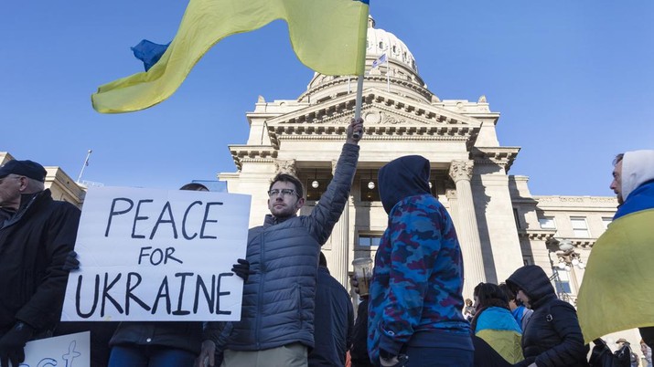 Demo Tolak Invasi Rusia Terhadap Ukraina di luar Idaho Capitol Building di Boise, Idaho Marina Yaroshchuk (kiri) memegang poster bertuliskan