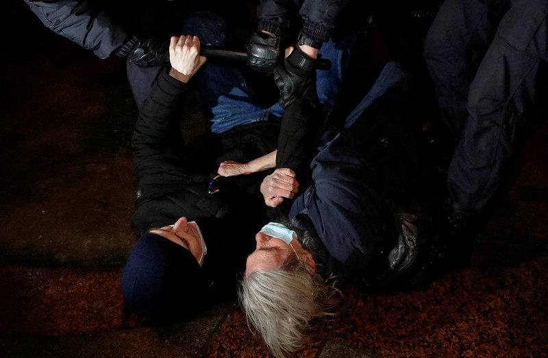 Demo Tolak Invasi Rusia Terhadap Ukraina di Buenos Aires, Argentina Para wanita membantu mengangkat bendera nasional Ukraina saat mereka memprotes invasi Rusia ke Ukraina, di Buenos Aires, Argentina. Jumat (25/2/2022). (AP Photo'/Natacha Pisarenko)