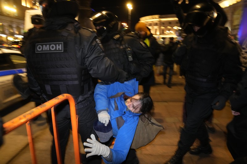 Demo Tolak Invasi Rusia Terhadap Ukraina di Buenos Aires, Argentina Para wanita membantu mengangkat bendera nasional Ukraina saat mereka memprotes invasi Rusia ke Ukraina, di Buenos Aires, Argentina. Jumat (25/2/2022). (AP Photo'/Natacha Pisarenko)