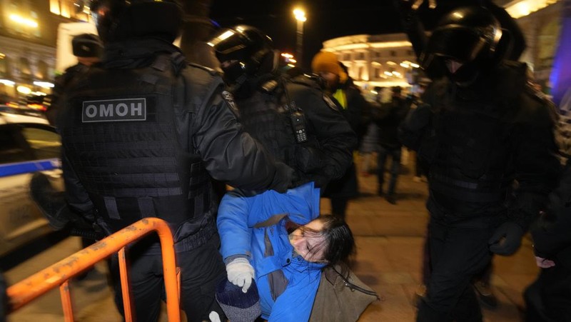 Para wanita membantu mengangkat bendera nasional Ukraina saat mereka memprotes invasi Rusia ke Ukraina, di Buenos Aires, Argentina. Jumat (25/2/2022).  (AP Photo'/Natacha Pisarenko)