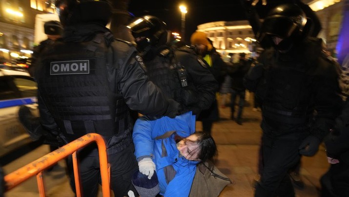 Police detain a demonstrator during an action against Russia's attack on Ukraine in St. Petersburg, Russia, Saturday, Feb. 26, 2022. Protests against the Russian invasion of Ukraine resumed on Saturday evening, with people taking to the streets of Moscow and St. Petersburg for the third straight day despite mass arrests. OVD-Info rights group reported that at least 325 people were detained in 26 Russian cities on Saturday in antiwar protests, nearly half of them in Moscow. (AP Photo/Dmitri Lovetsky)