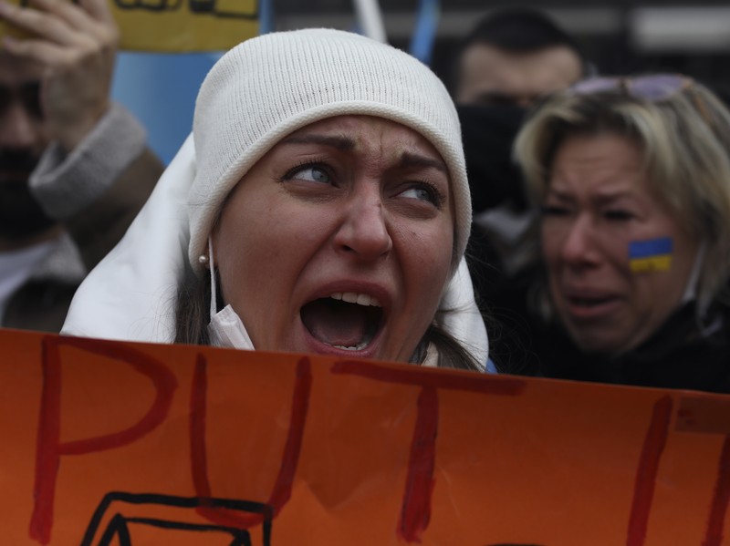 Demo Tolak Invasi Rusia Terhadap Ukraina di Buenos Aires, Argentina Para wanita membantu mengangkat bendera nasional Ukraina saat mereka memprotes invasi Rusia ke Ukraina, di Buenos Aires, Argentina. Jumat (25/2/2022). (AP Photo'/Natacha Pisarenko)