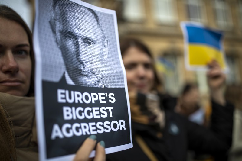 Demo Tolak Invasi Rusia Terhadap Ukraina di Buenos Aires, Argentina Para wanita membantu mengangkat bendera nasional Ukraina saat mereka memprotes invasi Rusia ke Ukraina, di Buenos Aires, Argentina. Jumat (25/2/2022). (AP Photo'/Natacha Pisarenko)