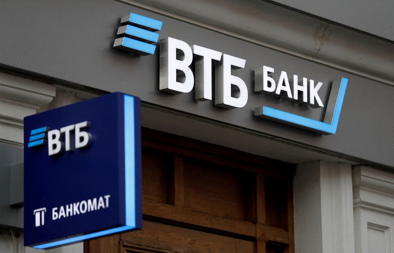 Warga menarik uang di atm bank rusia People stand in line to withdraw money from an ATM in Sberbank in St. Petersburg, Russia, Friday, Feb. 25, 2022. Russians flocked to banks and ATMs on Thursday and Friday shortly after Russia launched an attack on Ukraine and the West announced crippling sanctions. According to Russia's Central Bank, on Thursday alone Russians have withdrawn 111 billion rubles (about $1.3 billion) in cash. (AP Photo/Dmitri Lovetsky)
