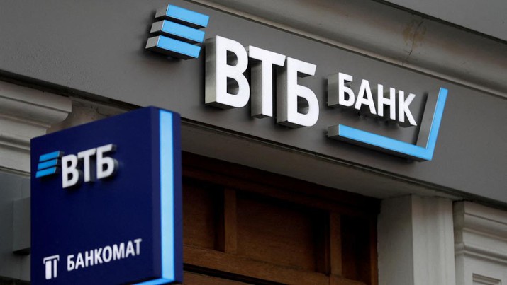 FILE PHOTO: Logos are on display outside a branch of VTB bank in Moscow, Russia May 30, 2019. REUTERS/Evgenia Novozhenina/File Photo/File Photo