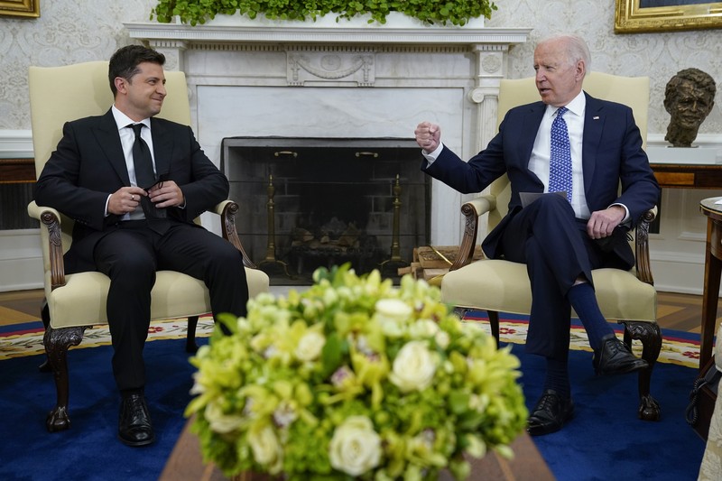 Presiden Ukraina Volodymyr Zelensky FILE - In this Friday, March 29, 2019 file photo, Volodymyr Zelenskiy, Ukrainian actor and candidate in the upcoming presidential election, hosts a comedy show at a concert hall in Brovary, Ukraine. For his presidential campaign popular Ukrainian comedian Volodymyr Zelenskiy has literally taken the script from a TV show in which he plays the Ukrainian president. (AP Photo/Efrem Lukatsky, file)