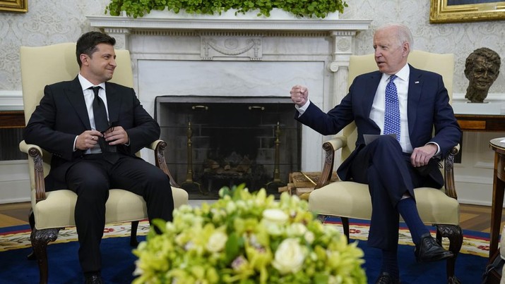 Presiden Joe Biden bertemu dengan Presiden Ukraina Volodymyr Zelensky di Ruang Oval Gedung Putih di Washington, Rabu (1/9/2021). (AP Photo/Evan Vucci)