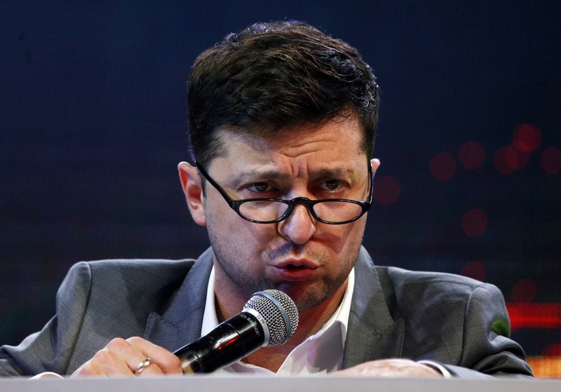 Presiden Ukraina Volodymyr Zelensky FILE - In this Friday, March 29, 2019 file photo, Volodymyr Zelenskiy, Ukrainian actor and candidate in the upcoming presidential election, hosts a comedy show at a concert hall in Brovary, Ukraine. For his presidential campaign popular Ukrainian comedian Volodymyr Zelenskiy has literally taken the script from a TV show in which he plays the Ukrainian president. (AP Photo/Efrem Lukatsky, file)