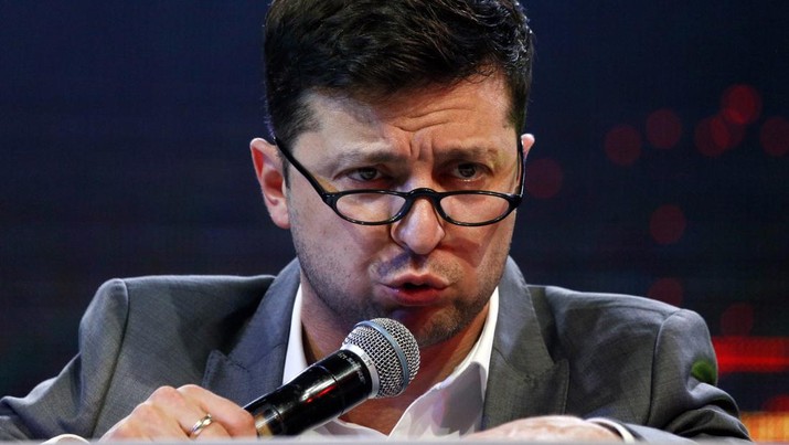 FILE - In this Friday, March 29, 2019 file photo, Volodymyr Zelenskiy, Ukrainian actor and candidate in the upcoming presidential election, hosts a comedy show at a concert hall in Brovary, Ukraine. For his presidential campaign popular Ukrainian comedian Volodymyr Zelenskiy has literally taken the script from a TV show in which he plays the Ukrainian president. (AP Photo/Efrem Lukatsky, file)