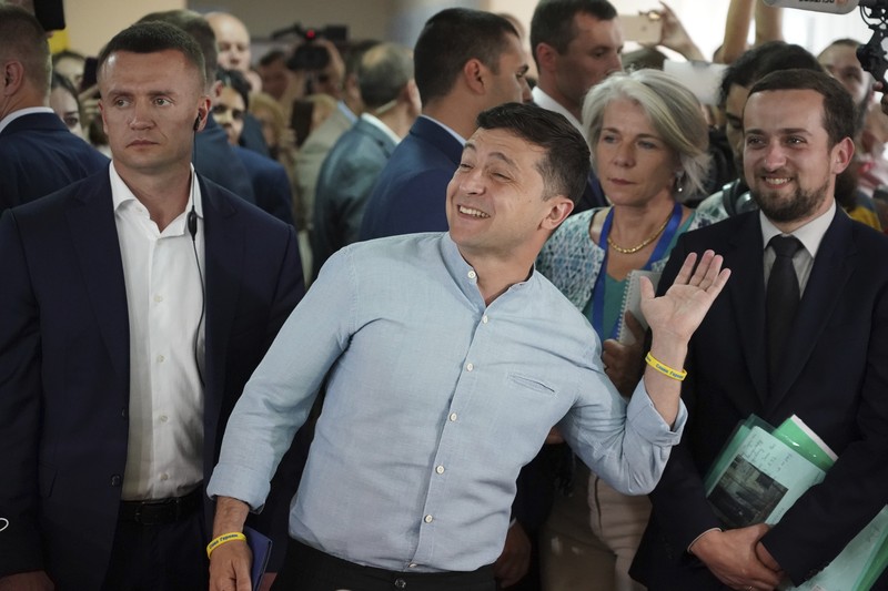 Presiden Ukraina Volodymyr Zelensky FILE - In this Friday, March 29, 2019 file photo, Volodymyr Zelenskiy, Ukrainian actor and candidate in the upcoming presidential election, hosts a comedy show at a concert hall in Brovary, Ukraine. For his presidential campaign popular Ukrainian comedian Volodymyr Zelenskiy has literally taken the script from a TV show in which he plays the Ukrainian president. (AP Photo/Efrem Lukatsky, file)
