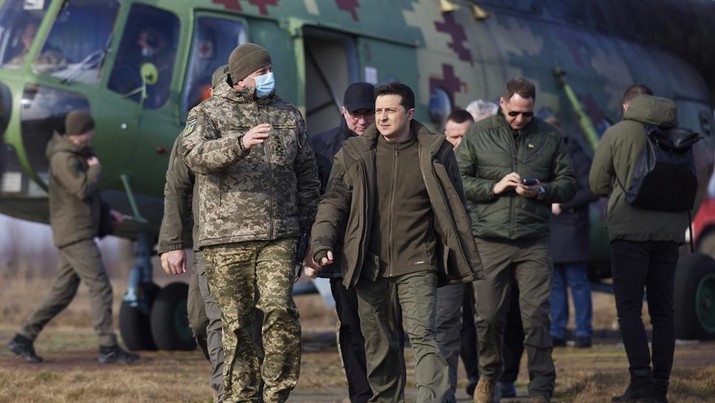 Presiden Ukraina Volodymyr Zelenskyy (tengah) tiba untuk menghadiri latihan militer di luar kota Rivne, Ukraina utara, Rabu, 16 Februari 2022. (Ukrainian Presidential Press Office via AP)