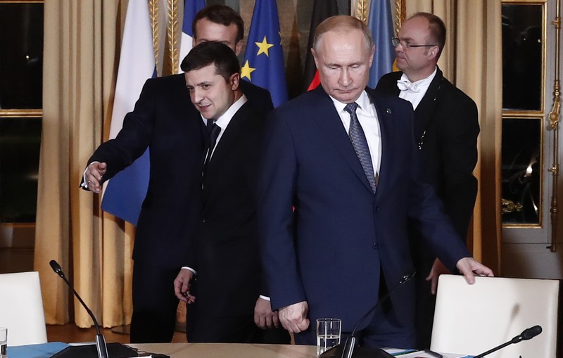 Presiden Ukraina Volodymyr Zelensky FILE - In this Friday, March 29, 2019 file photo, Volodymyr Zelenskiy, Ukrainian actor and candidate in the upcoming presidential election, hosts a comedy show at a concert hall in Brovary, Ukraine. For his presidential campaign popular Ukrainian comedian Volodymyr Zelenskiy has literally taken the script from a TV show in which he plays the Ukrainian president. (AP Photo/Efrem Lukatsky, file)