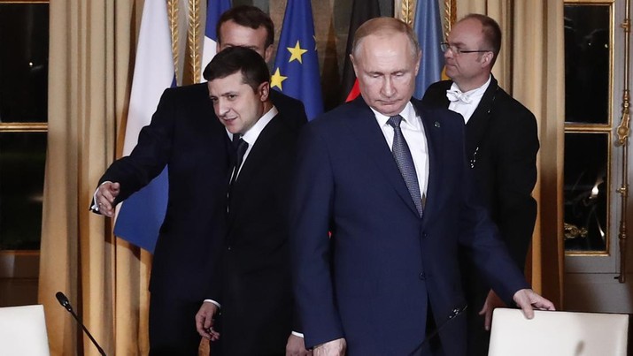 Presiden Rusia Vladimir Putin (kanan) dan Presiden Ukraina Volodymyr Zelenskyy tiba untuk sesi kerja di Istana Elysee di Paris (9/12/2019). (Ian Langsdon/Pool via AP)