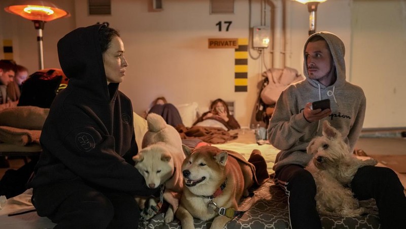 Seorang wanita tidur di kursi di tempat parkir bawah tanah hotel yang berubah menjadi tempat perlindungan bom selama serangan udara Rusia di Kyiv, Ukraina, Minggu (27/2/2022). Pria, wanita, dan anak-anak yang ketakutan mencari keselamatan di dalam dan di bawah tanah, dan pemerintah mempertahankan jam malam 39 jam untuk menjauhkan orang-orang dari jalanan karena lebih dari 150.000 orang Ukraina melarikan diri ke negara-negara tetangga dan PBB memperingatkan jumlah itu bisa bertambah menjadi 4 juta jika pertempuran meningkat. (AP Photo/Vadim Ghirda)