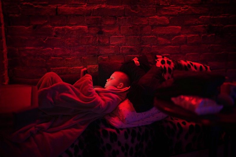 Seorang wanita tidur di kursi di tempat parkir bawah tanah hotel yang berubah menjadi tempat perlindungan bom selama serangan udara Rusia di Kyiv, Ukraina, Minggu (27/2/2022). Pria, wanita, dan anak-anak yang ketakutan mencari keselamatan di dalam dan di bawah tanah, dan pemerintah mempertahankan jam malam 39 jam untuk menjauhkan orang-orang dari jalanan karena lebih dari 150.000 orang Ukraina melarikan diri ke negara-negara tetangga dan PBB memperingatkan jumlah itu bisa bertambah menjadi 4 juta jika pertempuran meningkat. (AP Photo/Vadim Ghirda)