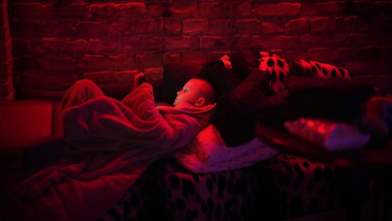 Seorang wanita tidur di kursi di tempat parkir bawah tanah hotel yang berubah menjadi tempat perlindungan bom selama serangan udara Rusia di Kyiv, Ukraina, Minggu (27/2/2022). Pria, wanita, dan anak-anak yang ketakutan mencari keselamatan di dalam dan di bawah tanah, dan pemerintah mempertahankan jam malam 39 jam untuk menjauhkan orang-orang dari jalanan karena lebih dari 150.000 orang Ukraina melarikan diri ke negara-negara tetangga dan PBB memperingatkan jumlah itu bisa bertambah menjadi 4 juta jika pertempuran meningkat. (AP Photo/Vadim Ghirda)
