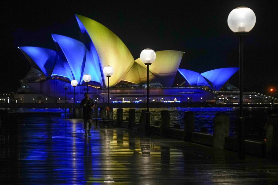 Gedung Opera berwarna bendera ukraina di Sydney, Australia